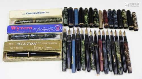 A selection of eighteen fountain pens, including Parker Duofolds, a Conway Stewart 36 and 75 and a
