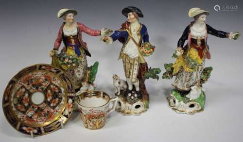 A pair of Derby porcelain figures of Dresden shepherds, late 18th/early 19th century, modelled as