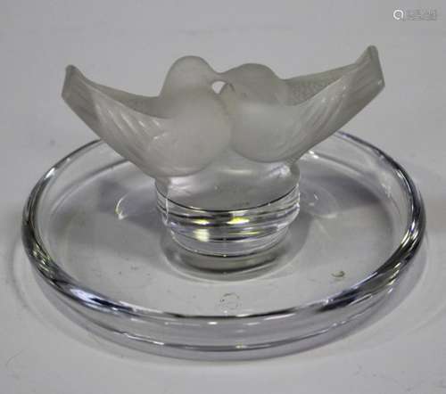 A Lalique frosted and clear glass Colombes or Love Birds cendrier trinket dish, post-1945, the