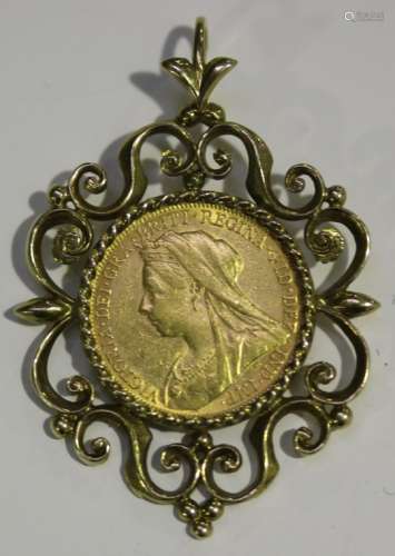 A Victoria Old Head Sovereign 1899, in a 9ct gold pendant, London 1976, length 5cm.Buyer’s Premium