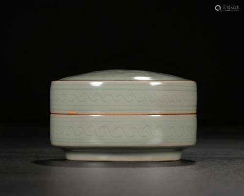 CHINESE CELADON GLAZED PORCELAIN COVER BOX