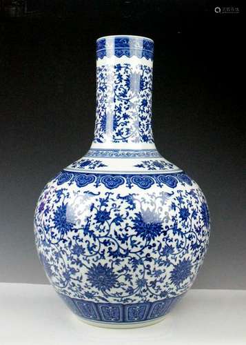 CHINESE BLUE WHITE FOLIAGE BOTTLE VASE