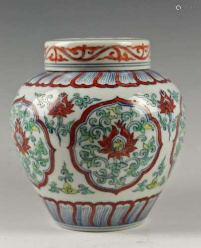 CHINESE DOUCAI PORCELAIN COVER JAR