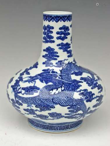 CHINESE BLUE WHITE DRAGON PORCELAIN VASE