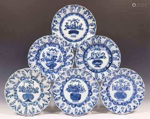 China, serie van zeven blauw wit porseleinen borde…