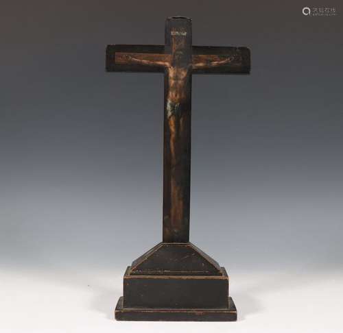 Beschilderd houten crucifix, 19e eeuwmet Christus …