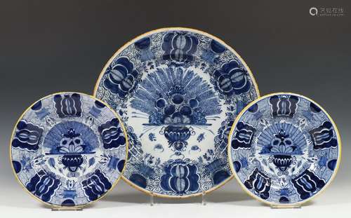 Delft, De Klaauw, paar blauw wit aardewerk pauwenb…