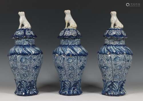 Delft, blauw wit aardewerk driedelig kaststel, 18e…