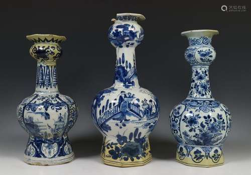 Delft, vier blauw wit aardewerk (knobbel)vazen en …