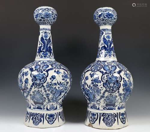 Delft, paar kapitale blauw wit aardewerk knobbelva…