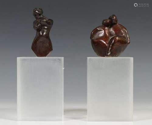 Ati Emmerik, twee bronzen sculptuurtjesMet boek en…