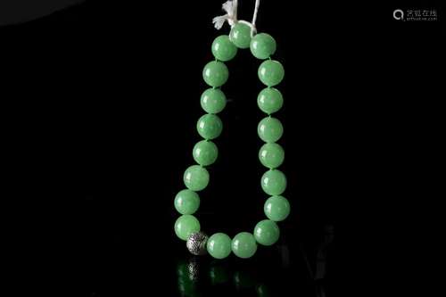 A STRING OF JADEITE BEADS BRACELET