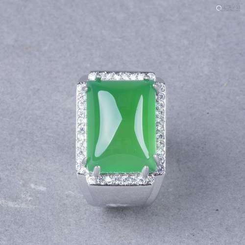 A RECTANGULAR JADEITE RING