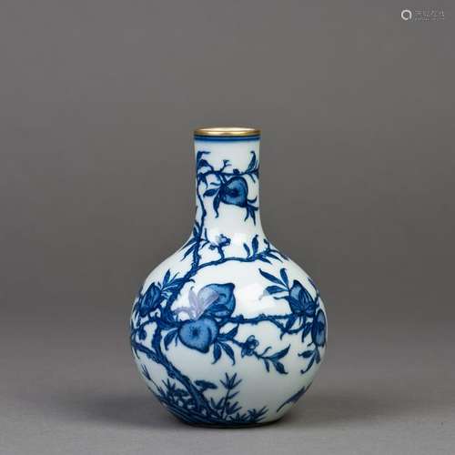 A BLUE AND WHITE GLOBULAR PORCELAIN VASE