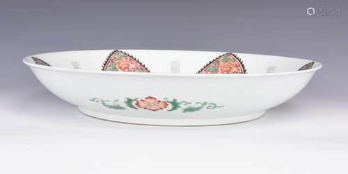 A WUCAI 'FLOWER AND SHOU' DISH, KANGXI PERIOD