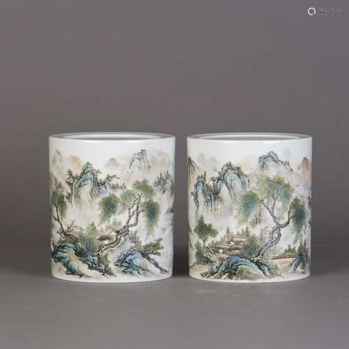 A PAIR OF CHINESE FAMILLE ROSE PORCELAIN VASES