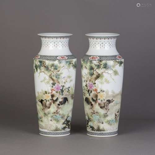 A PAIR OF FAMILLE ROSE PORCELAIN VASES