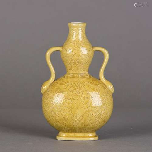 A YELLOW-GROUND DOUBLE-GOURD VASE