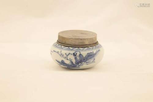 A SMALL CHINESE ANTIQUE BLUE & WHITE JAR METAL COVER