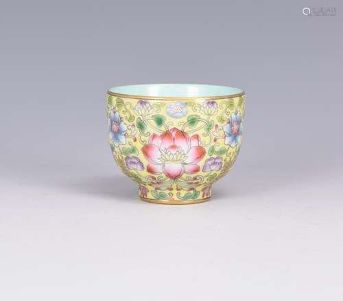 A YELLOW GROUND FAMILLE ROSE 'LUTOS' CUP, QIANLONG