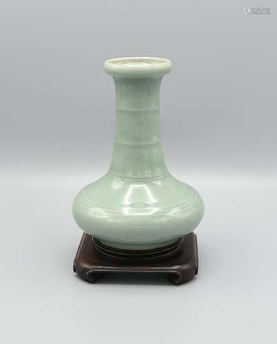 A LONGQUAN CELADON PORCELAIN VASE