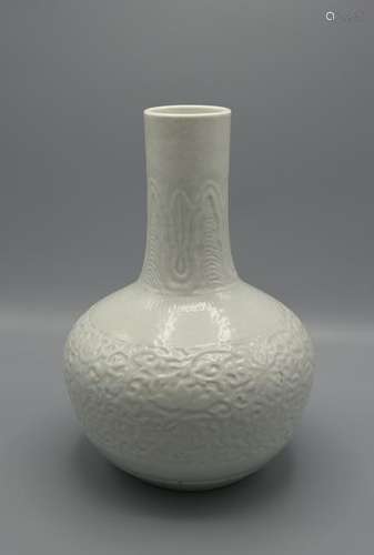 A WHITE GLAZED 'FLOWER PATTERN' PORCELAIN VASE,