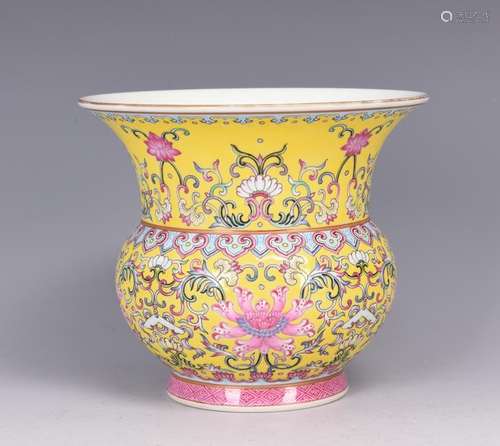 A YELLOW GROUND FAMILLE ROSE 'FLORAL PATTERN' VASE,