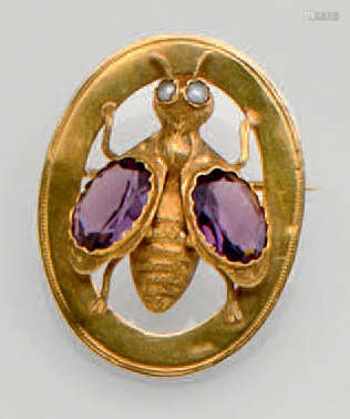 Broche ovale en or jaune 18K (750°/°°) agrémentée …