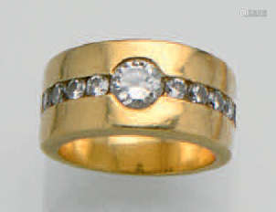 Large anneau plat en or jaune 18K (750°/°°) orné a…