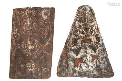 PNG, Midden Sepik, Kambot, two painted saga spath …