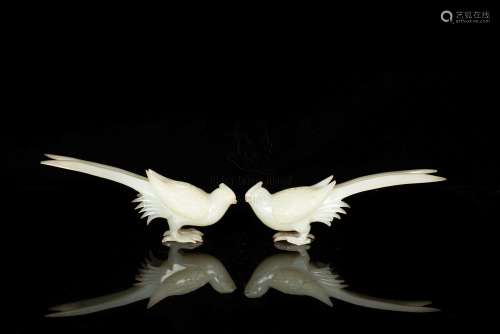A PAIR OF FINE WHITE JADE CARVINGS OF BIRDS