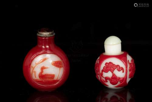 GROUP OF TWO WHITE AND RED GLASS SNUFF BOTTLES
