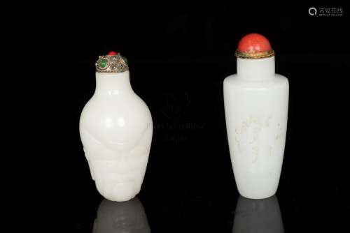 GROUP OF TWO WHITE SNUFF BOTTLES