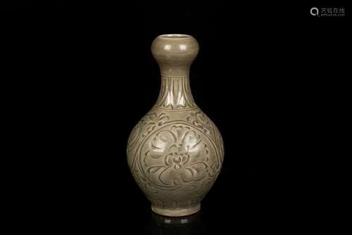 YAOZHOU WARE CARVED 'FLOWERS' GARLIC HEAD VASE