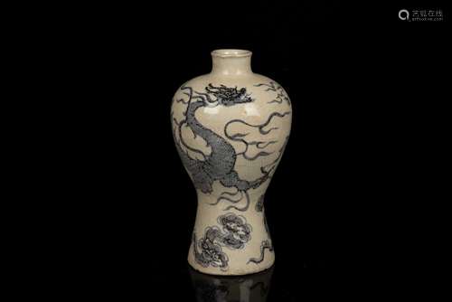 BLUE AND WHITE 'DRAGON' VASE, MEIPING