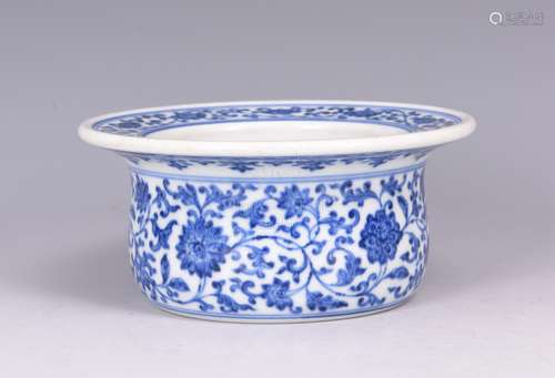 BLUE AND WHITE 'FLOWERS AND VINES' DISH