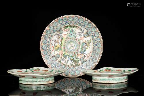 GROUP OF THREE FAMILLE ROSE DISHES