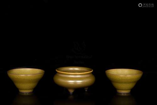 SET OF THREE TEA DUST GLAZED CENSER AND CUPS