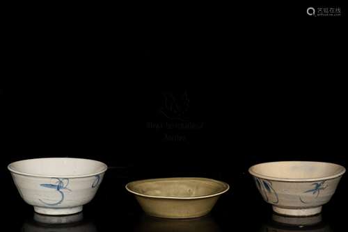 GROUP OF THREE LONGQUAN WARE BOWLS