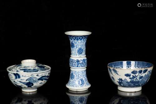 GROUP OF THREE BLUE AND WHITE PORCELAIN