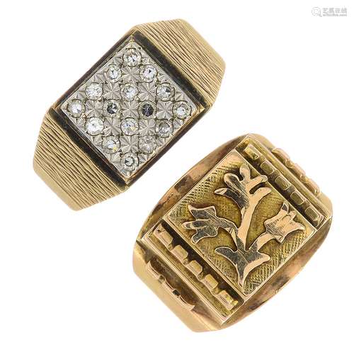 (23557) A 9ct gold diamond signet ring,