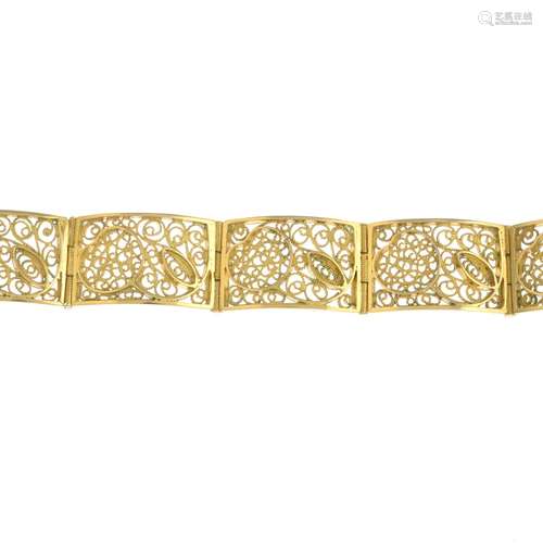 (23753) A fancy-link bracelet.AF.Length 18cms.