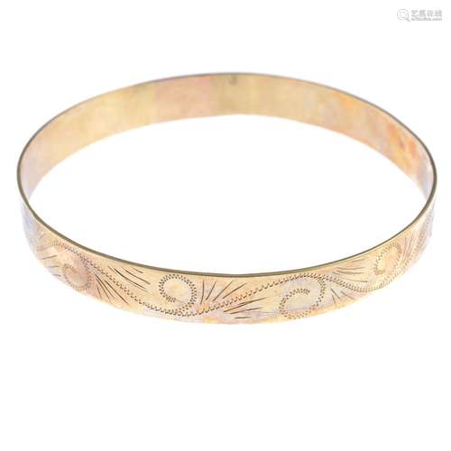 (22831) An engraved bangle.Stamped 375.Inner diameter 8.5cms.