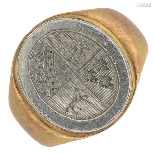 A bi-colour signet ring.Ring size E1/2.