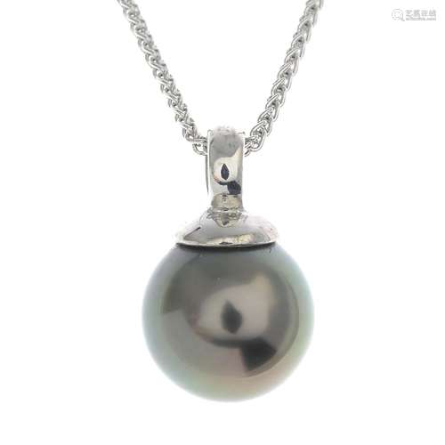 An 18ct gold cultured pearl pendant,