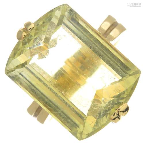 A citrine single-stone ring.Stamped 750.Ring size O1/2.