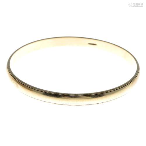 A 9ct gold bangle.Hallmarks for Birmingham, 1994.Inner diameter 6.6cms.