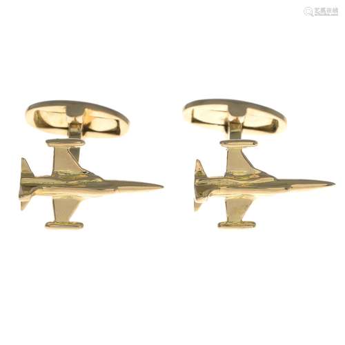 A pair of 18ct gold fighter jet cufflinks, with hinged back fittings.