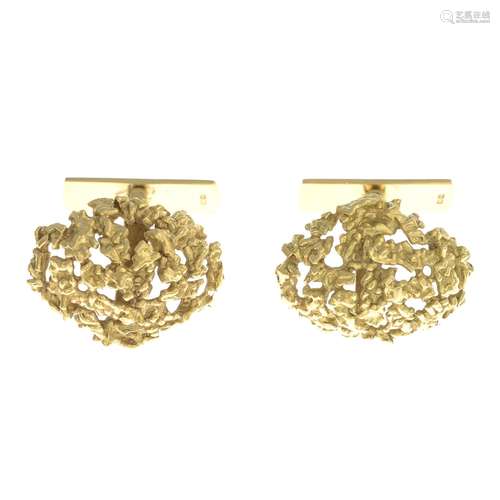 A pair of 18ct gold cufflinks.Hallmarks for London, 1967.Length of cufflink face 2.1cms.