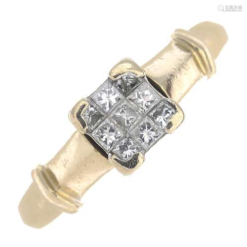 An 18ct gold diamond cluster ring.Total diamond weight 0.26ct,